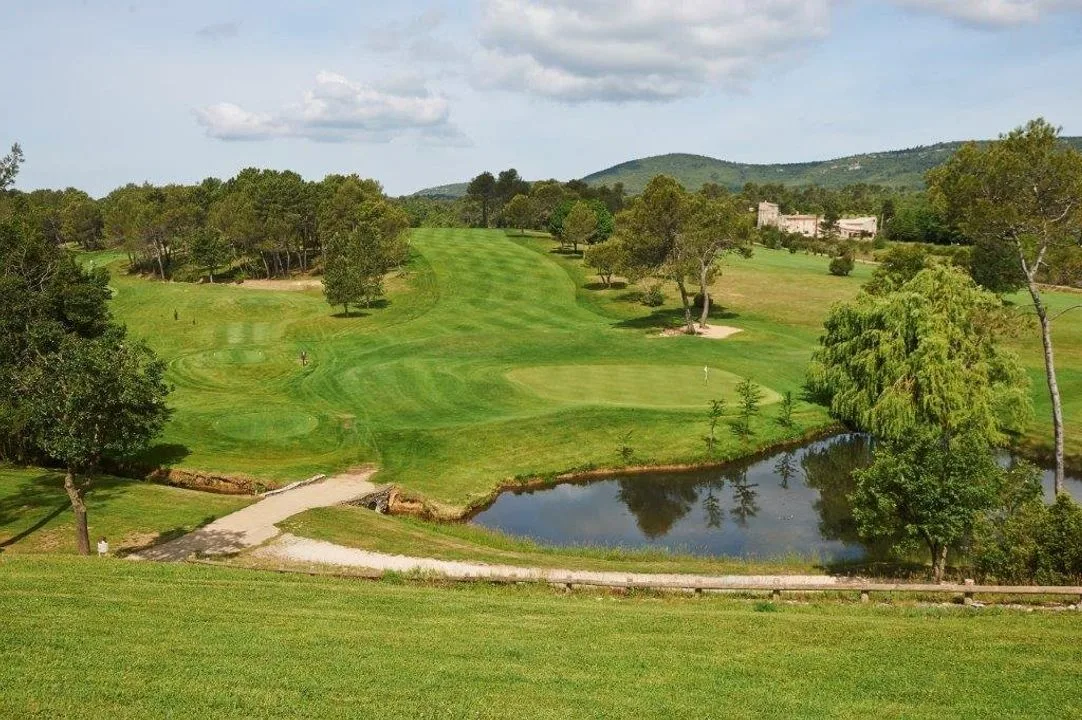 Parcours du Golf Sainte Baume avec greens et plan d'eau