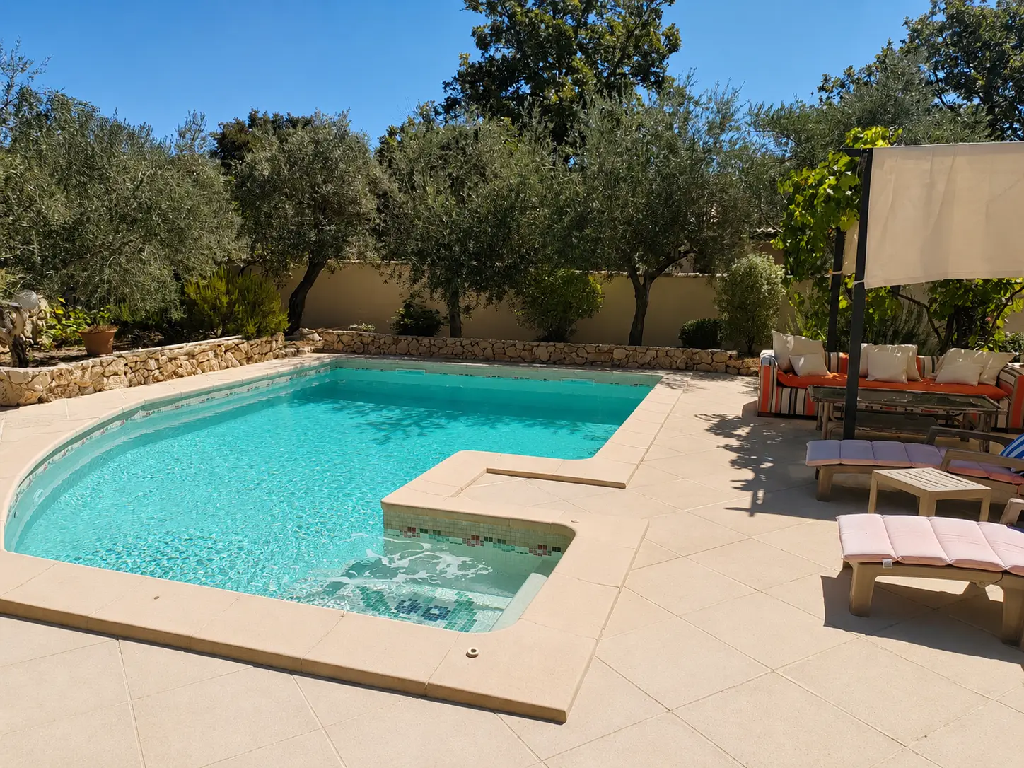 L'Escapade Bohème — piscine et oliviers en Provence