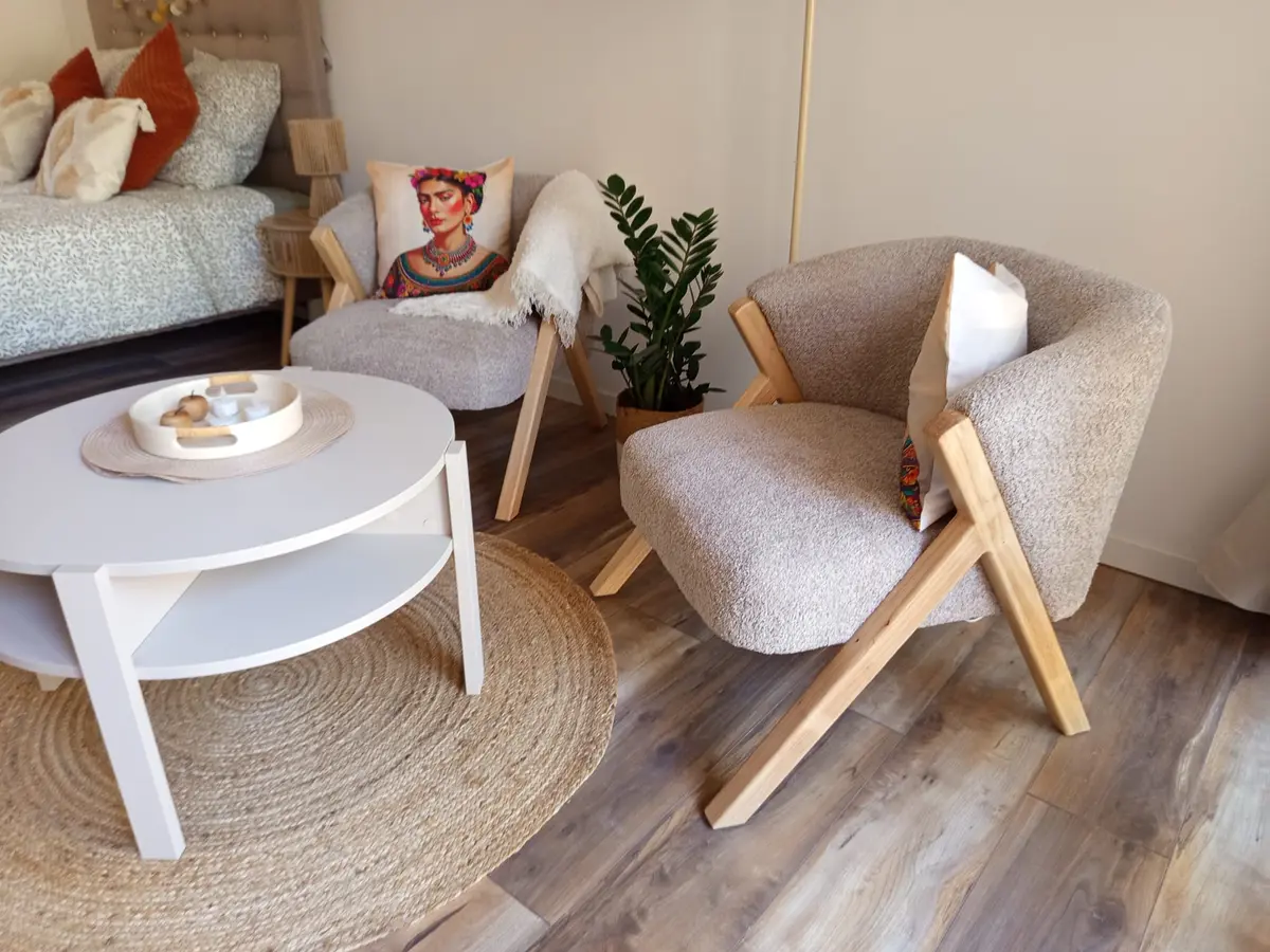 Coin salon avec fauteuils bouclette et table basse