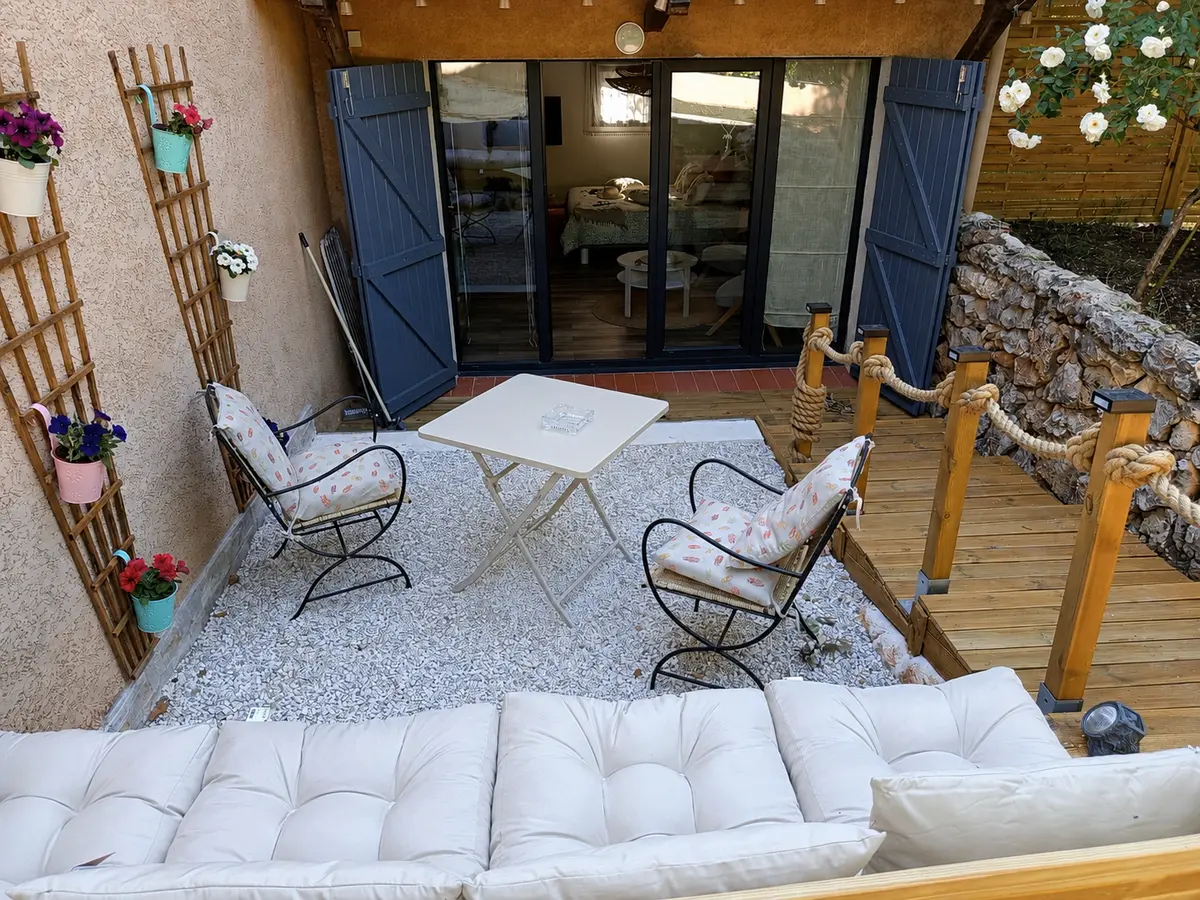 Terrasse privée avec salon de jardin et banquette cosy